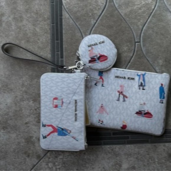 Michael Kors Jet Set Girls Wristlet Trio - Picture 7 of 16